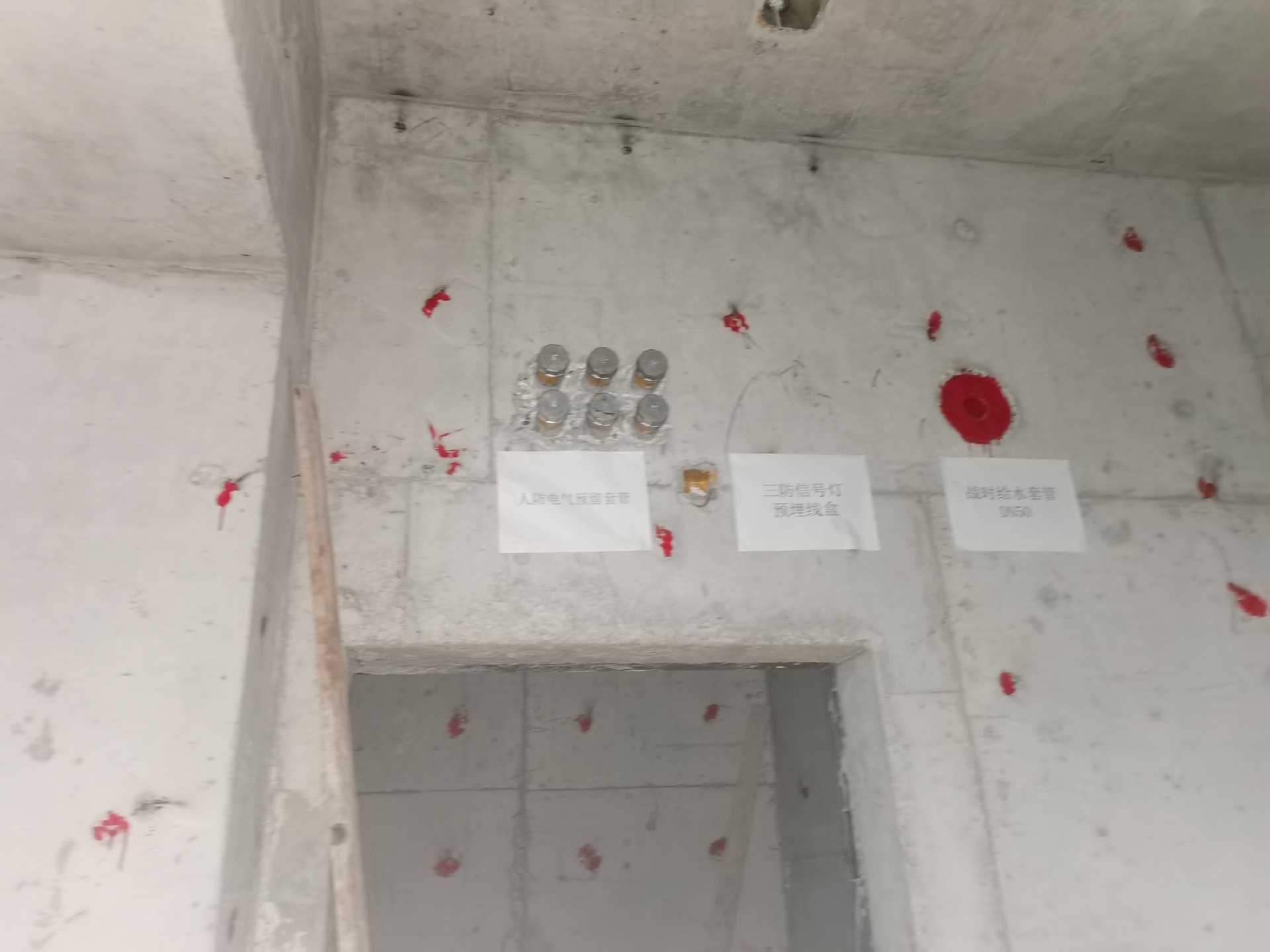 临空墙电气组合套管安装图片